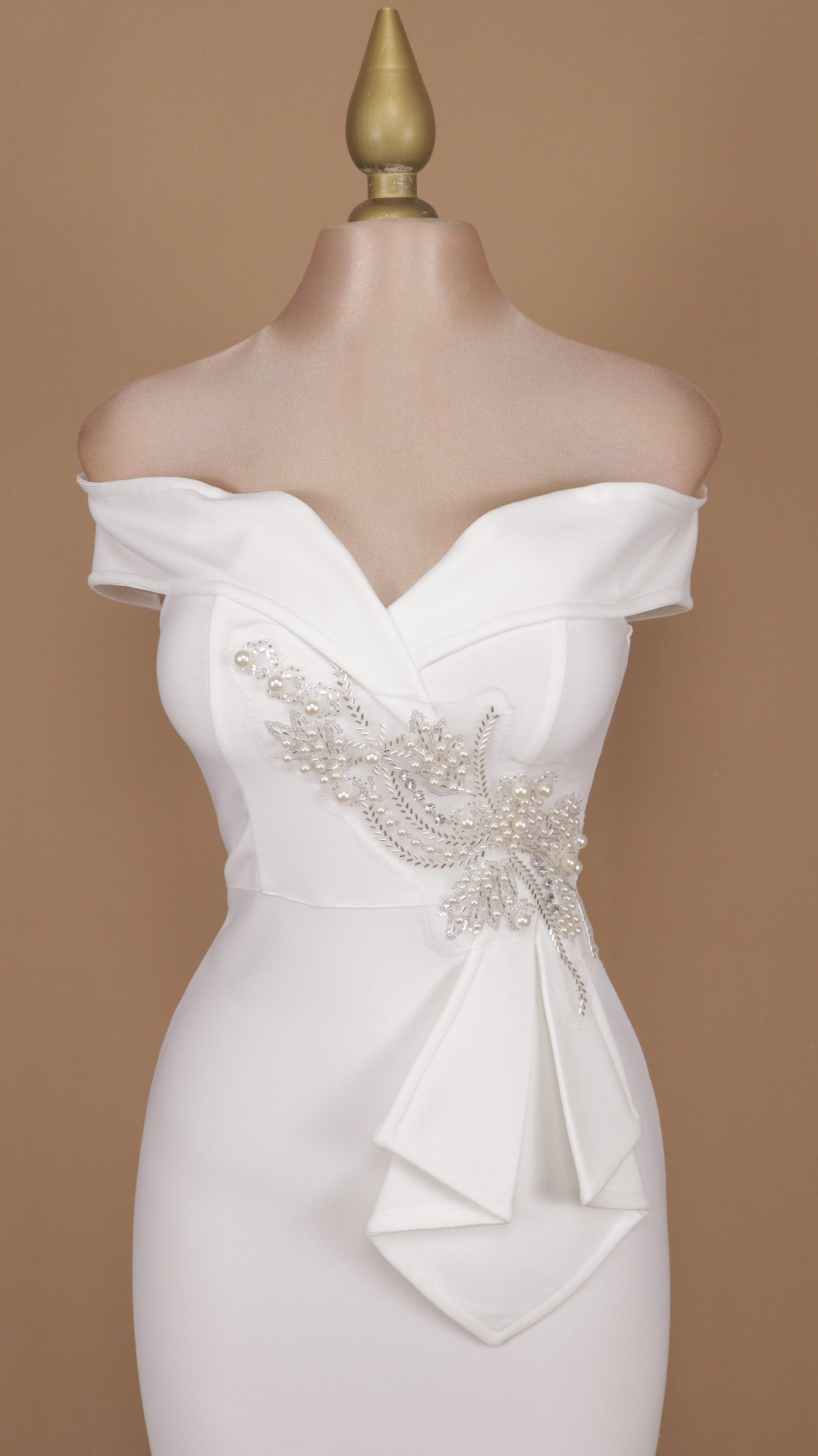 Vestido corto de bandage con aplicación