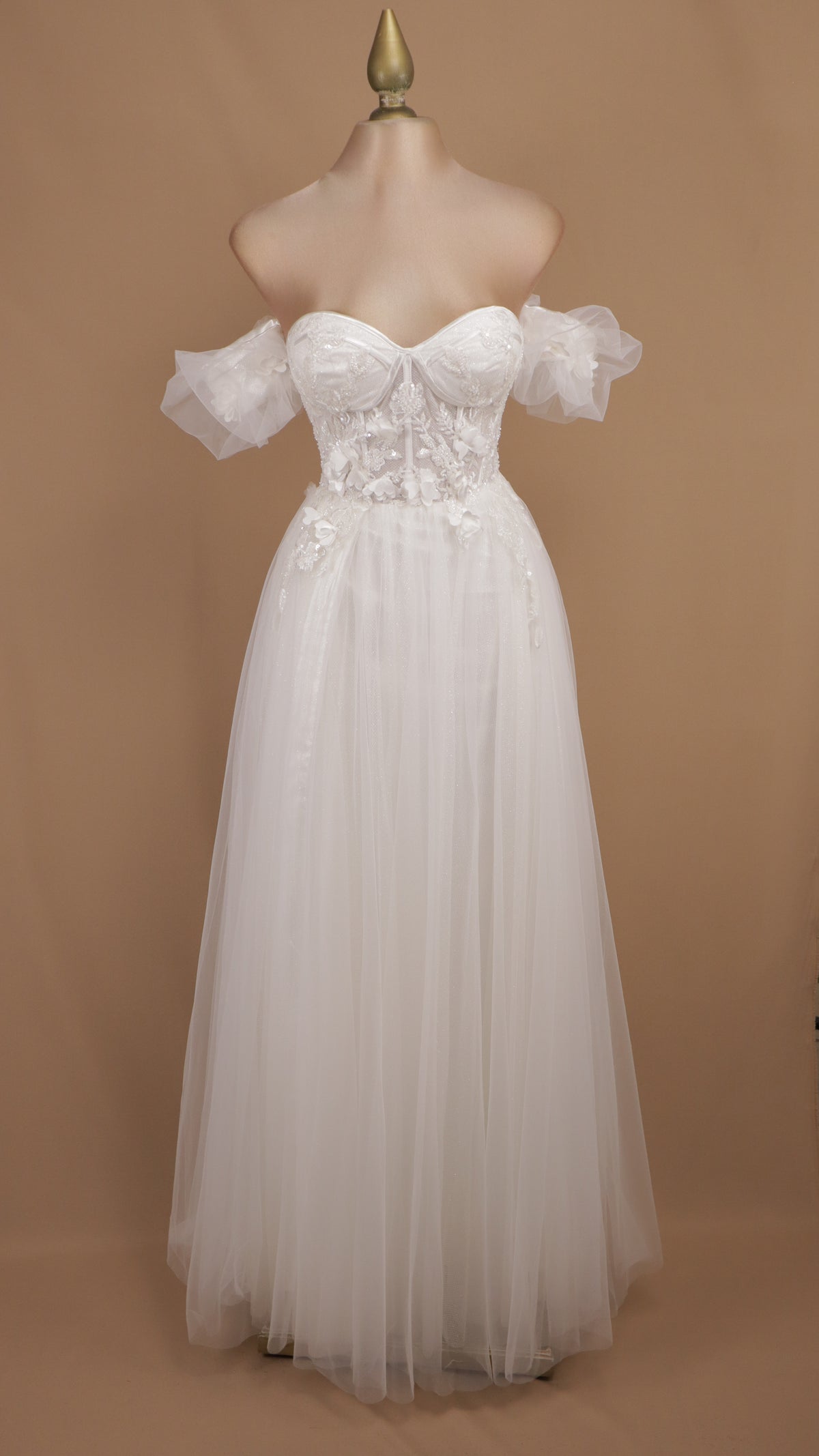 Vestido de gala romántico en línea A con escote corazón, corsé bordado y mangas abullonadas caídas