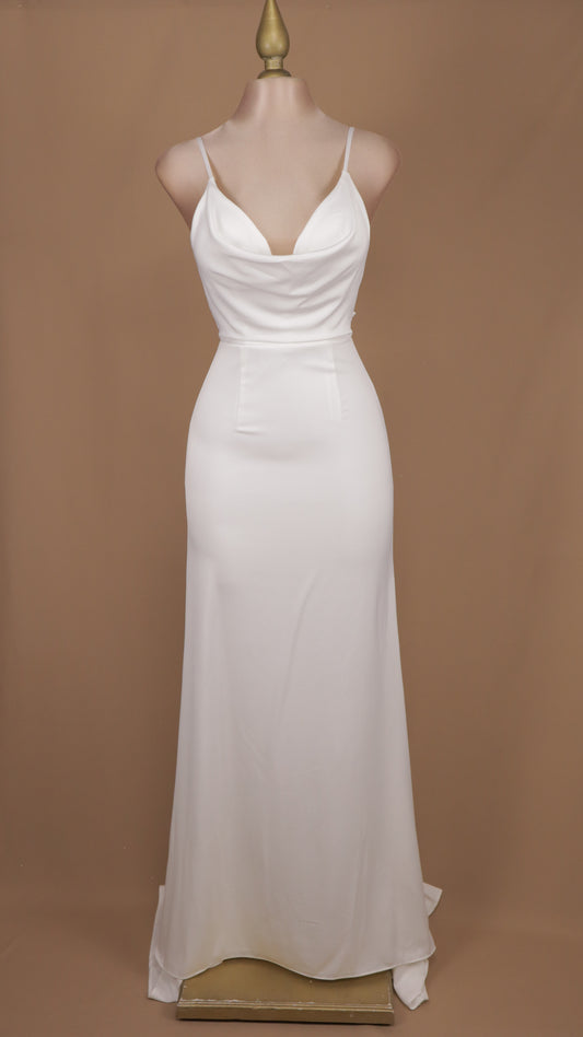 Vestido de novia con escote en la espalda y cola