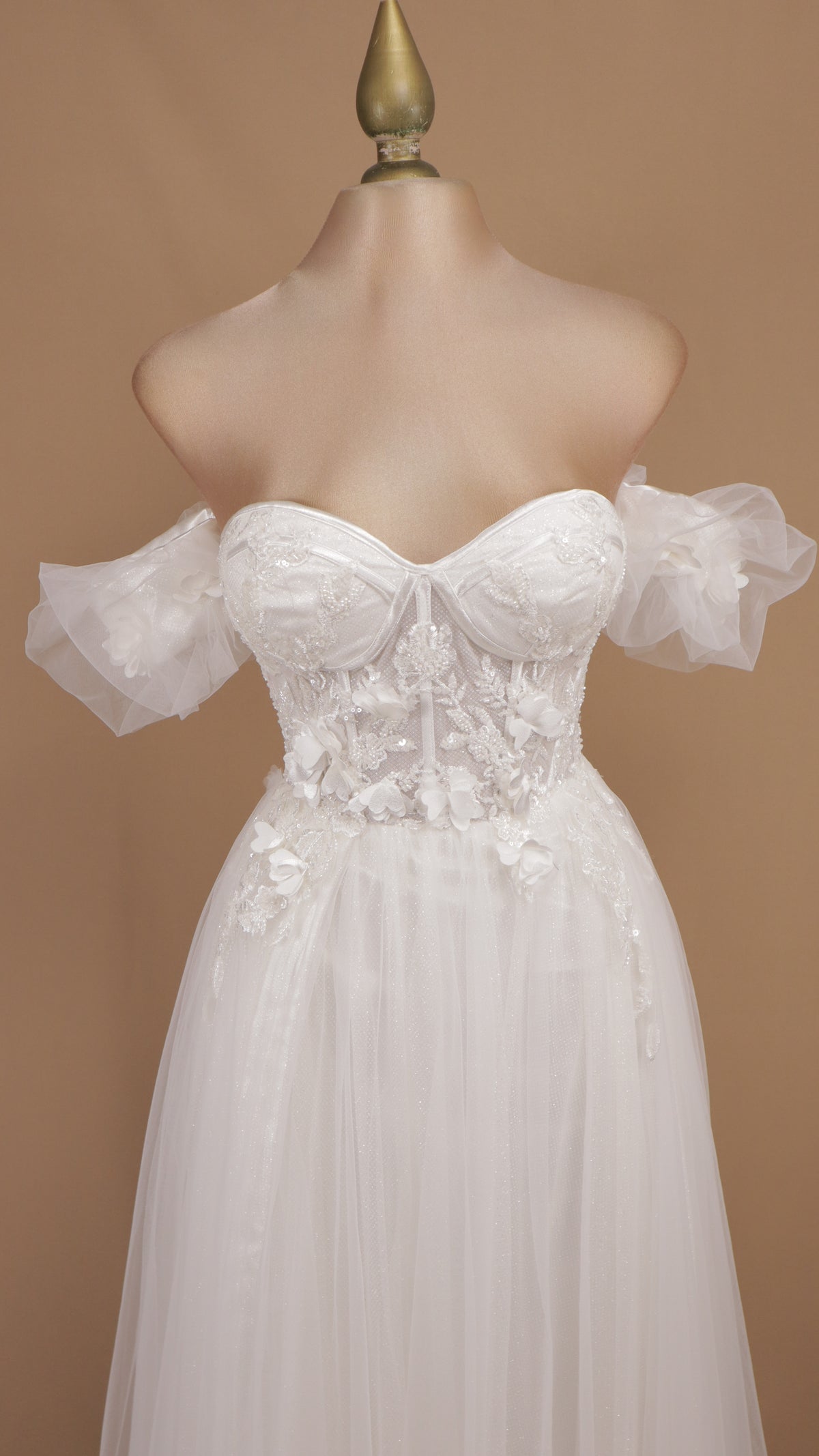 Vestido de gala romántico en línea A con escote corazón, corsé bordado y mangas abullonadas caídas