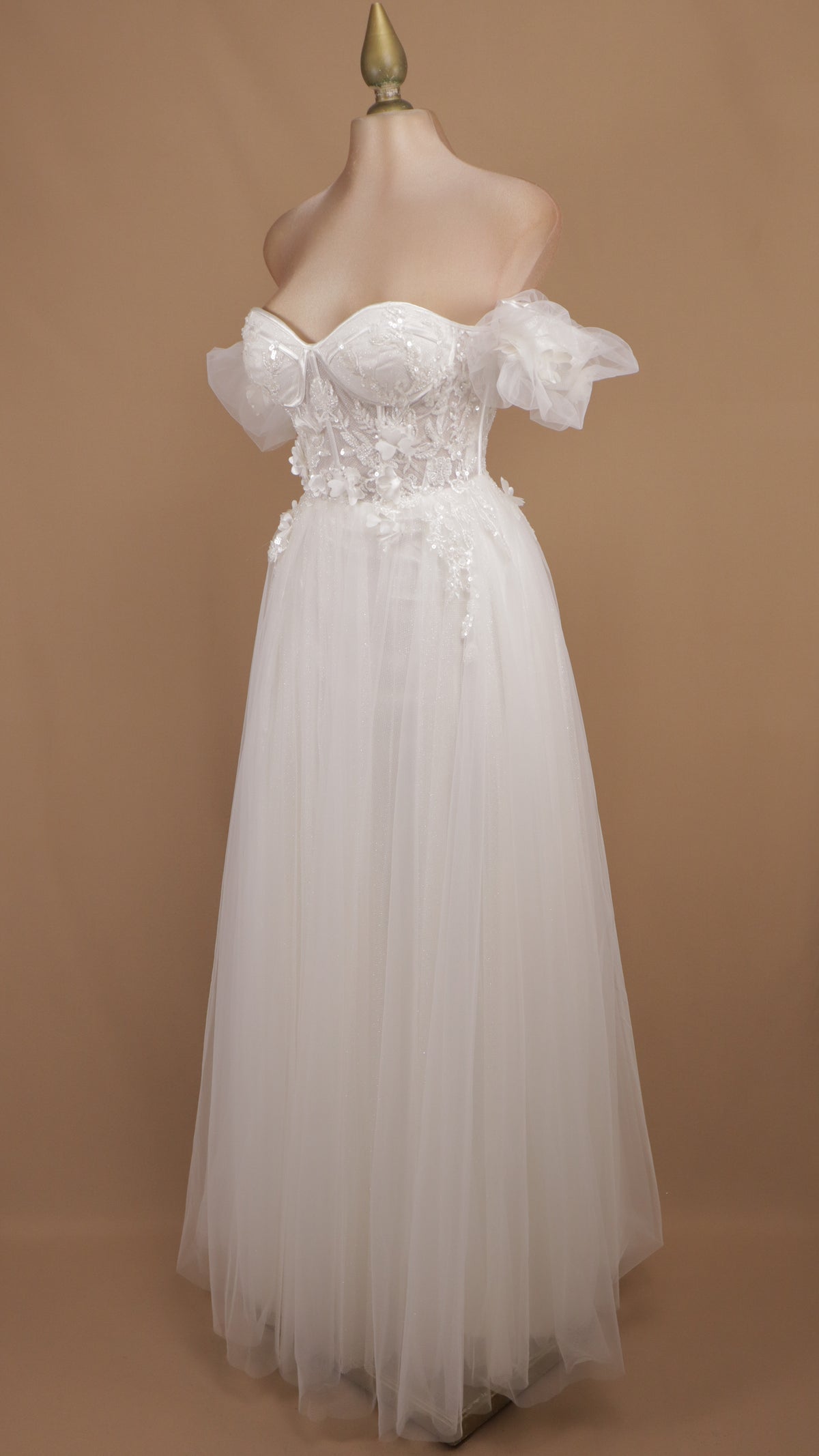 Vestido de gala romántico en línea A con escote corazón, corsé bordado y mangas abullonadas caídas