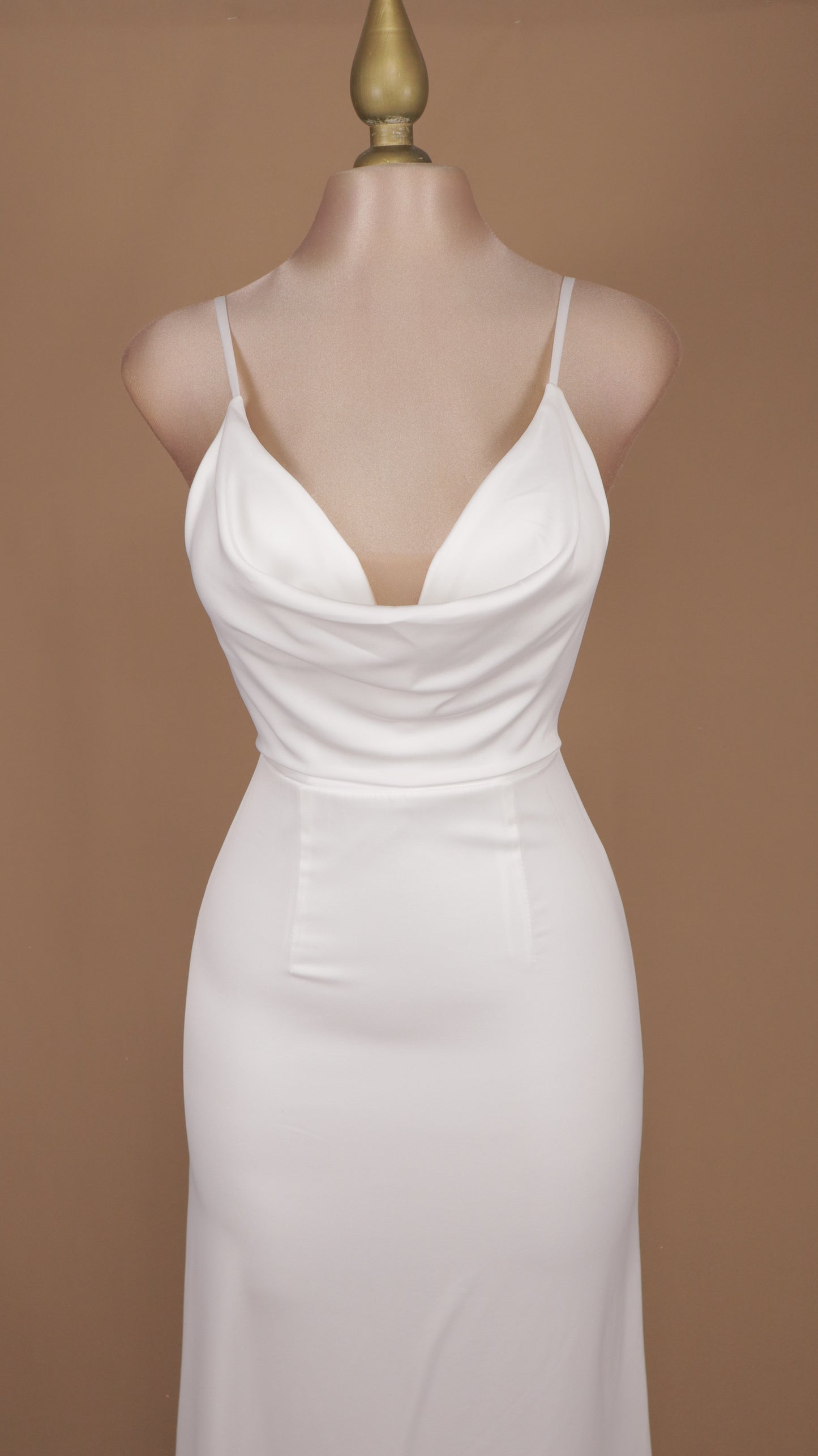 Vestido de novia con escote en la espalda y cola