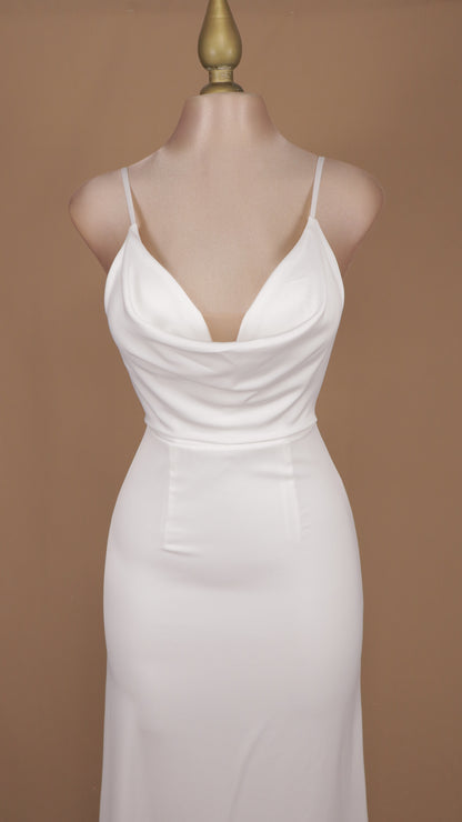 Vestido de novia con escote en la espalda y cola