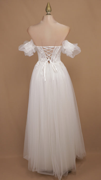 Vestido de gala romántico en línea A con escote corazón, corsé bordado y mangas abullonadas caídas