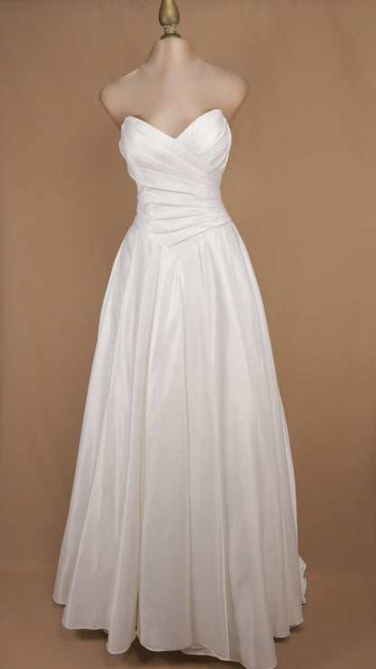 Vestido de novia strapless en línea A con corsé drapeado cruzado y falda clásica