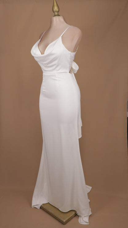 Vestido de novia con escote en la espalda y cola