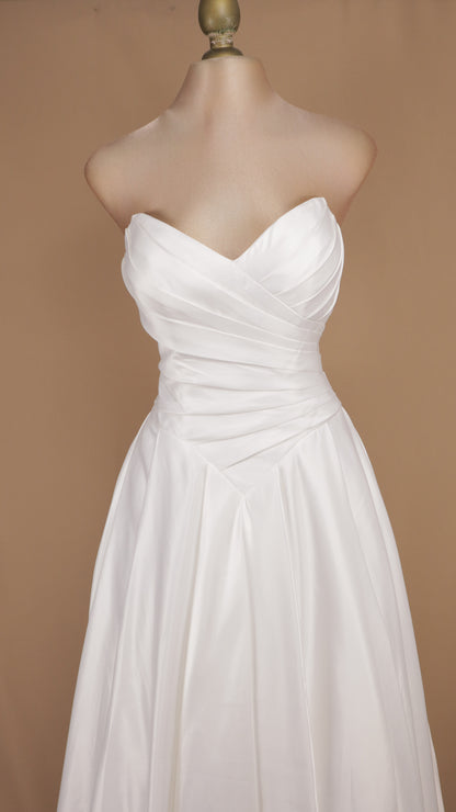 Vestido de novia strapless en línea A con corsé drapeado cruzado y falda clásica