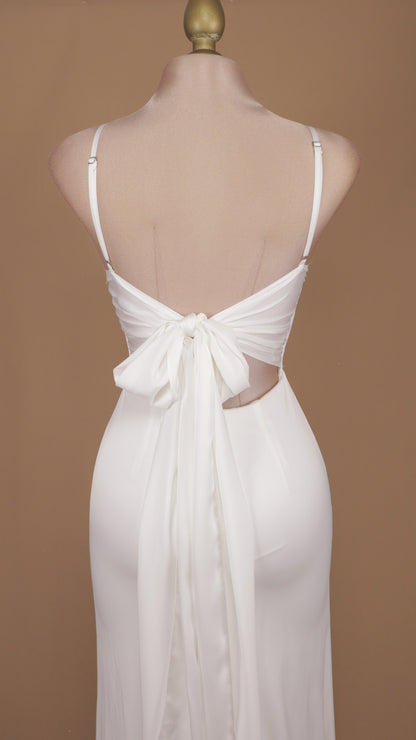 Vestido de novia con escote en la espalda y cola