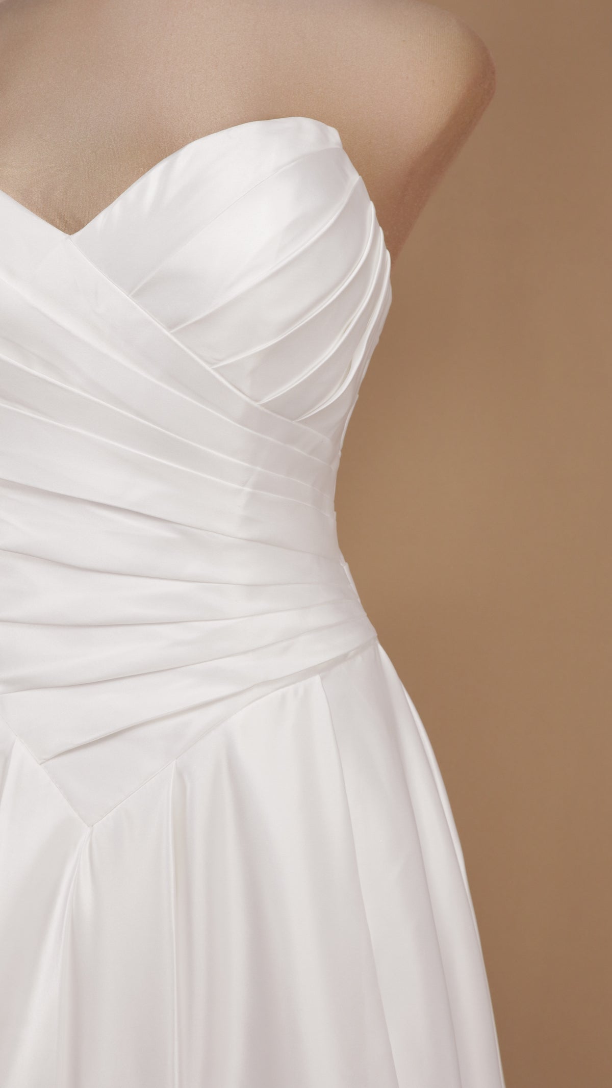 Vestido de novia strapless en línea A con corsé drapeado cruzado y falda clásica