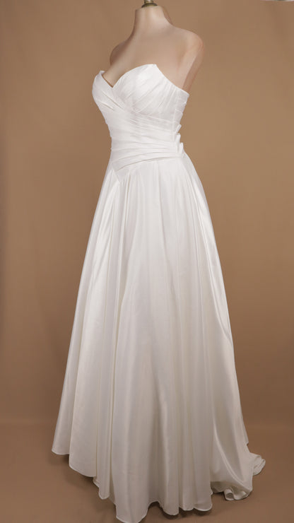 Vestido de novia strapless en línea A con corsé drapeado cruzado y falda clásica