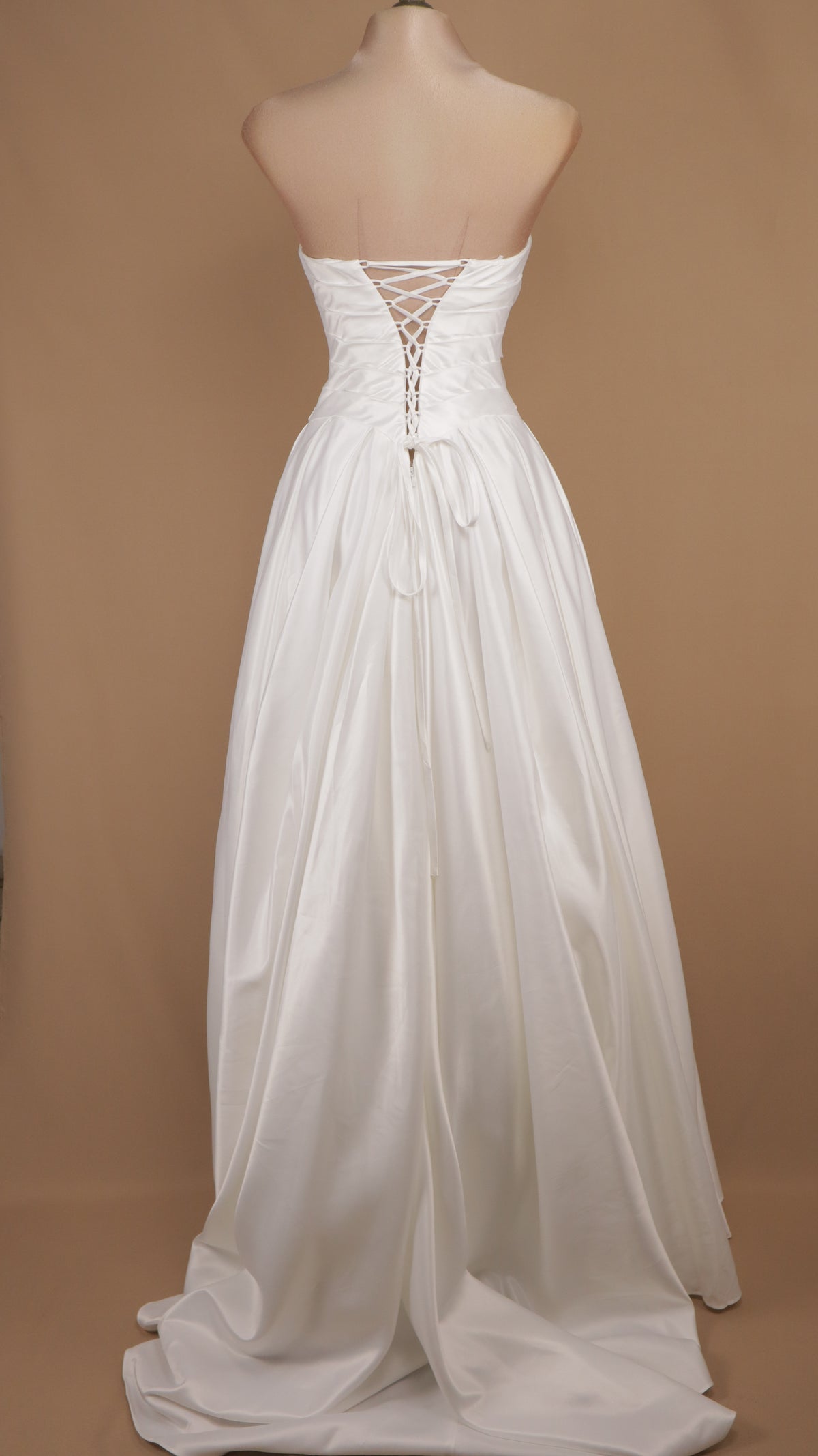 Vestido de novia strapless en línea A con corsé drapeado cruzado y falda clásica