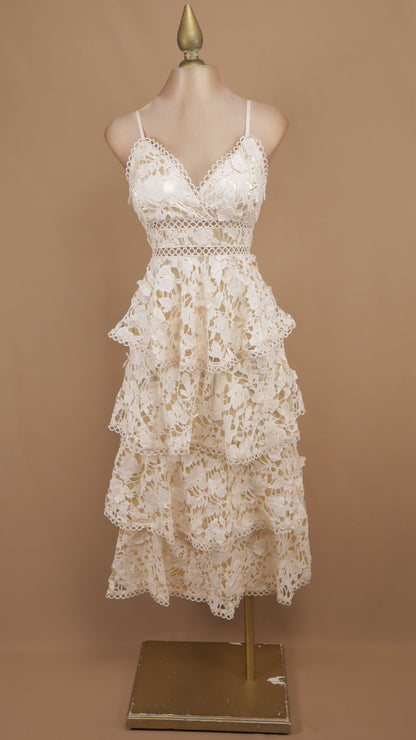 Vestido romántico midi de encaje floral con olanes escalonados