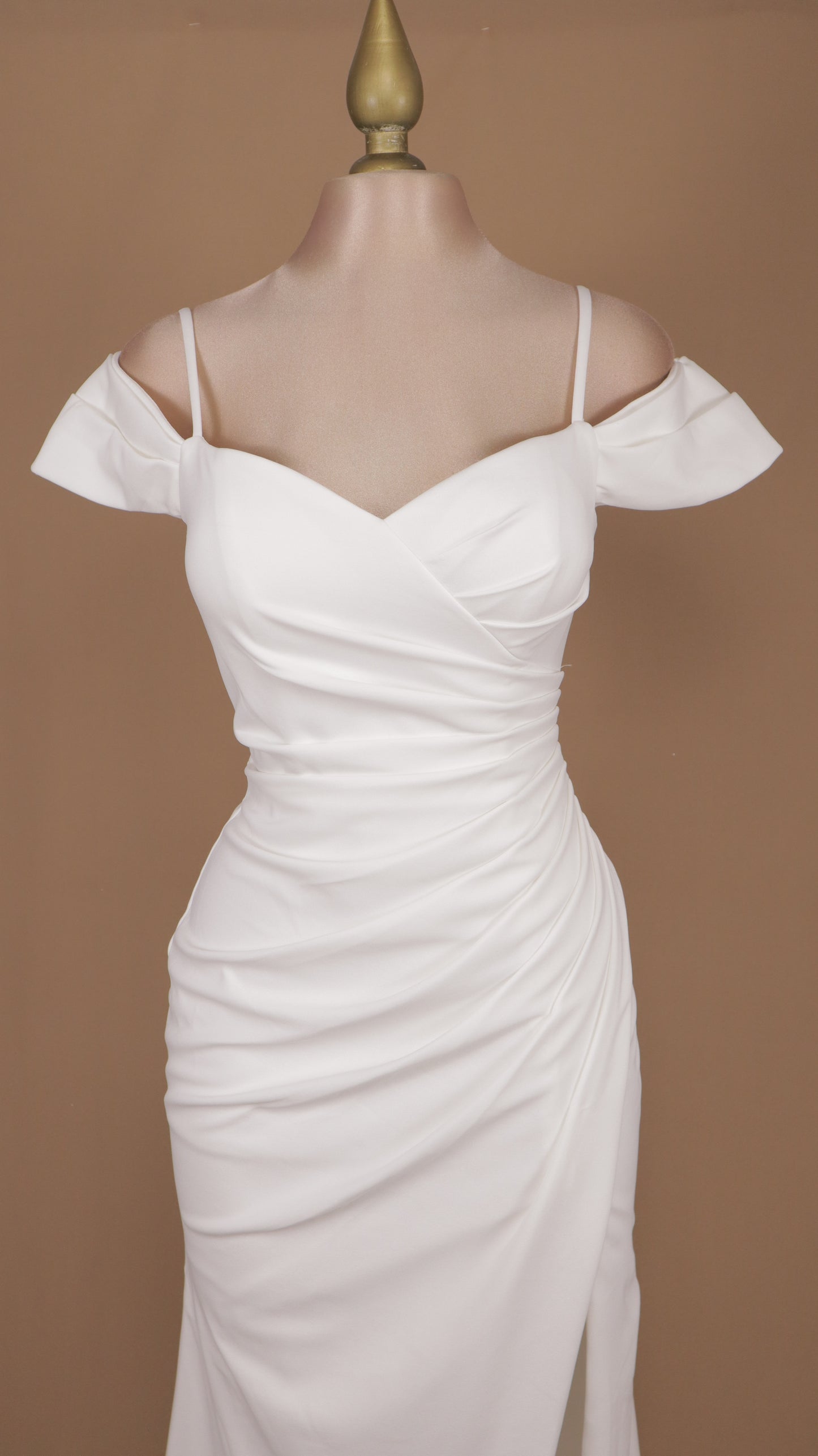 Vestido de novia con escote al hombro