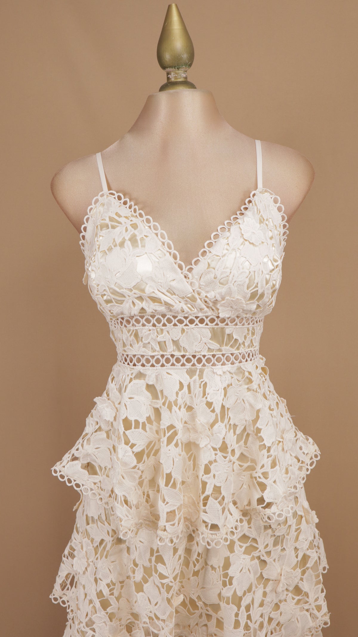 Vestido romántico midi de encaje floral con olanes escalonados