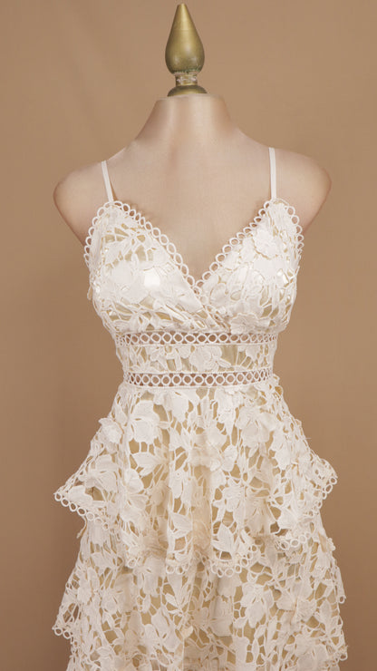 Vestido romántico midi de encaje floral con olanes escalonados
