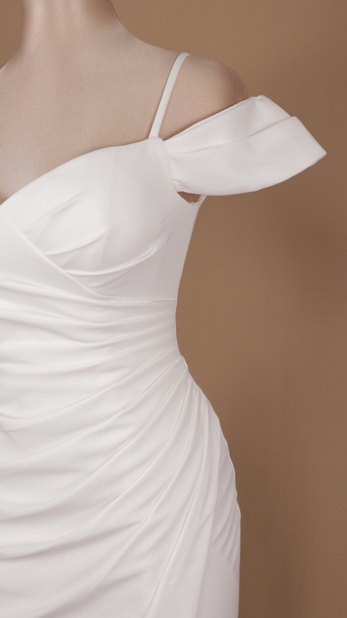 Vestido de novia con escote al hombro