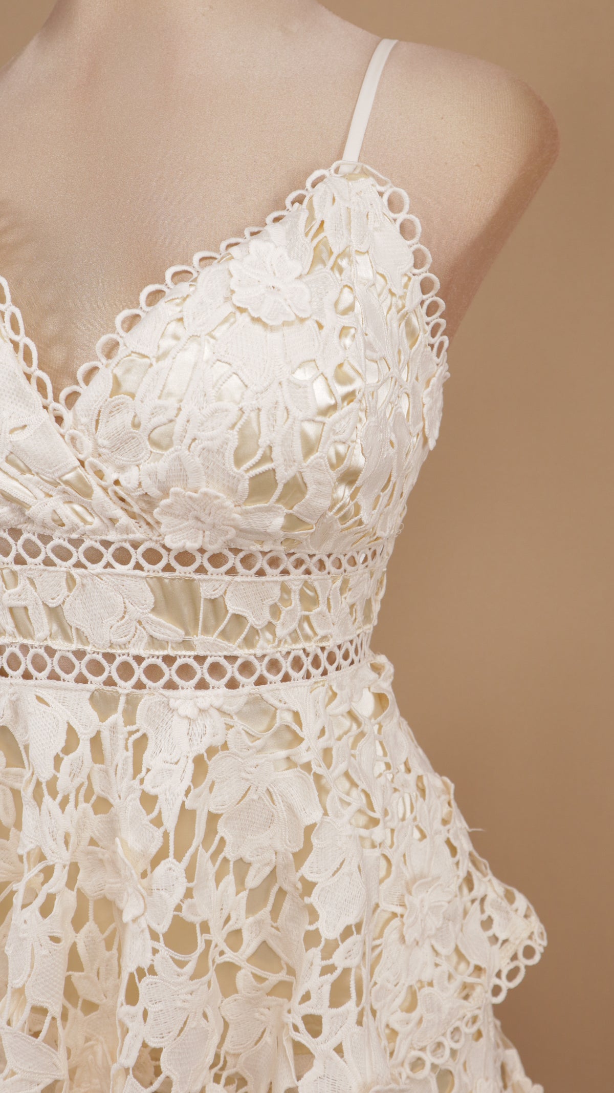 Vestido romántico midi de encaje floral con olanes escalonados