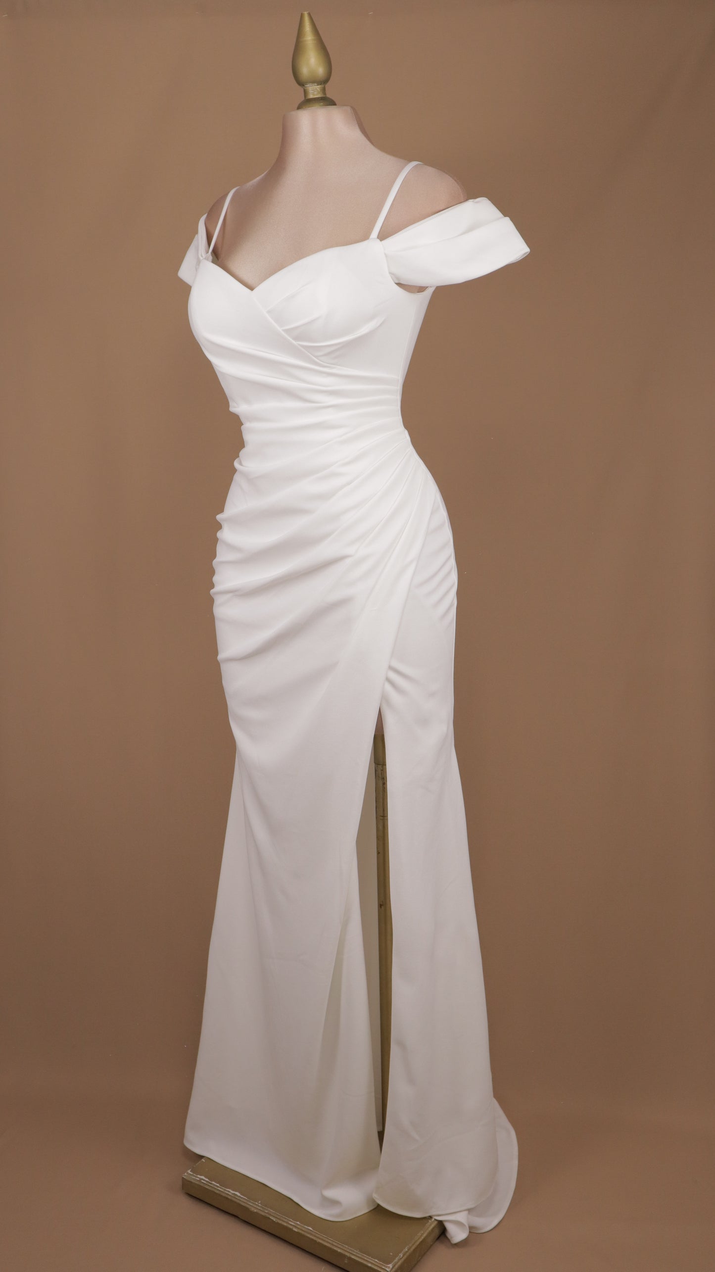 Vestido de novia con escote al hombro