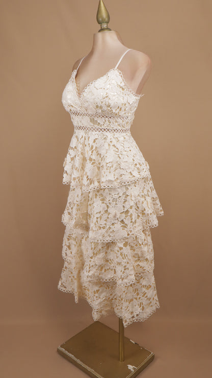 Vestido romántico midi de encaje floral con olanes escalonados