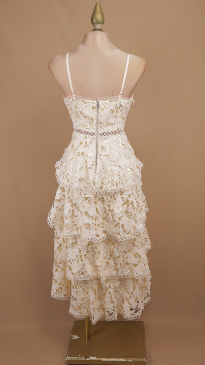 Vestido romántico midi de encaje floral con olanes escalonados