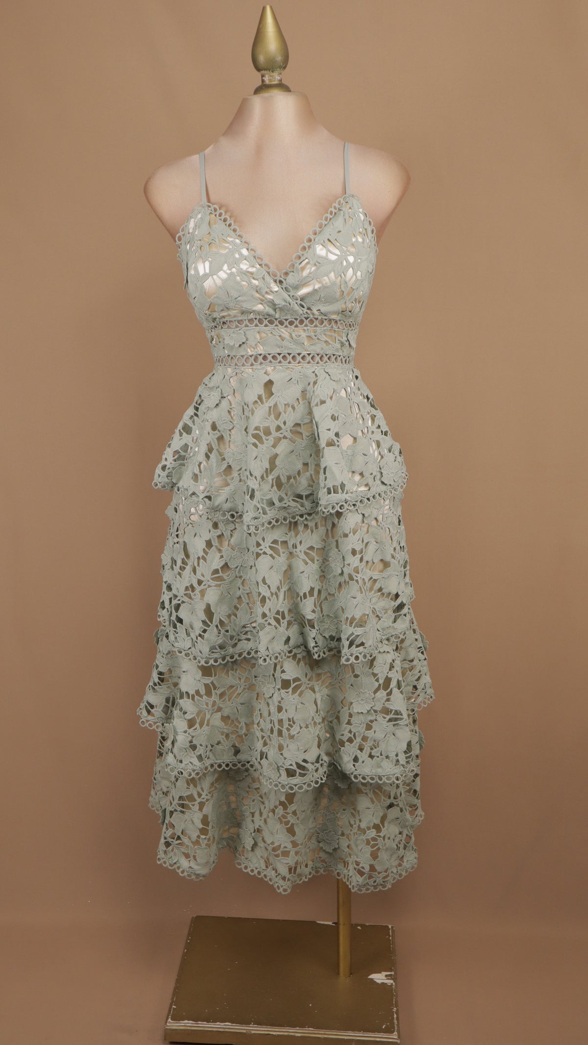 Vestido romántico midi de encaje floral con olanes escalonados