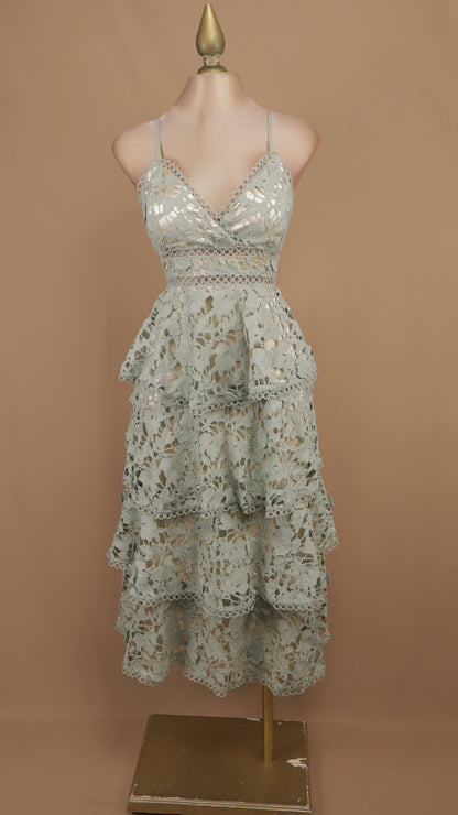 Vestido romántico midi de encaje floral con olanes escalonados