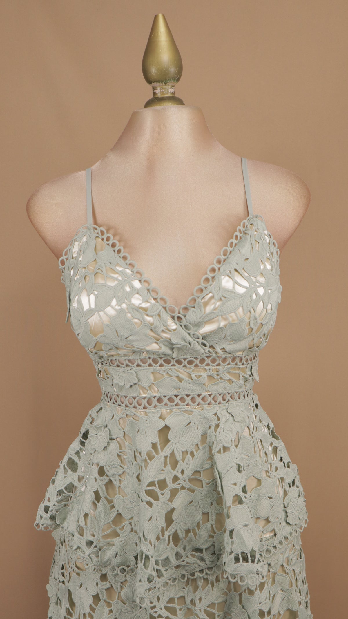 Vestido romántico midi de encaje floral con olanes escalonados