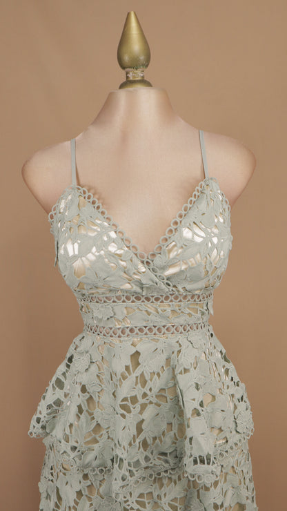 Vestido romántico midi de encaje floral con olanes escalonados
