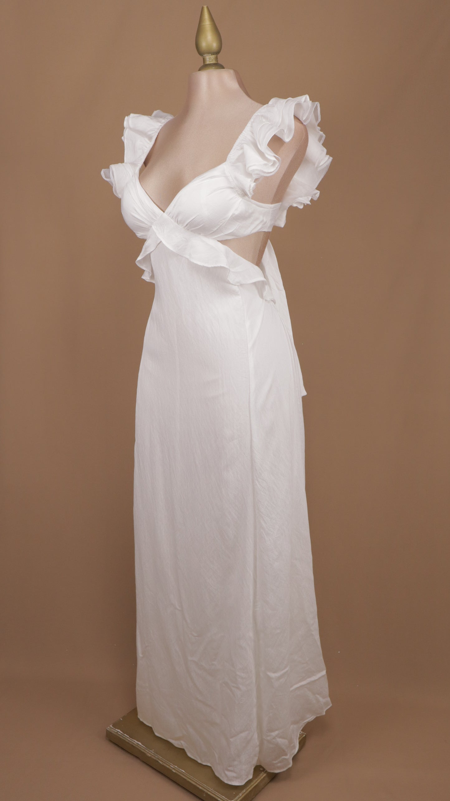 Vestido largo con escote en espalda y cintura