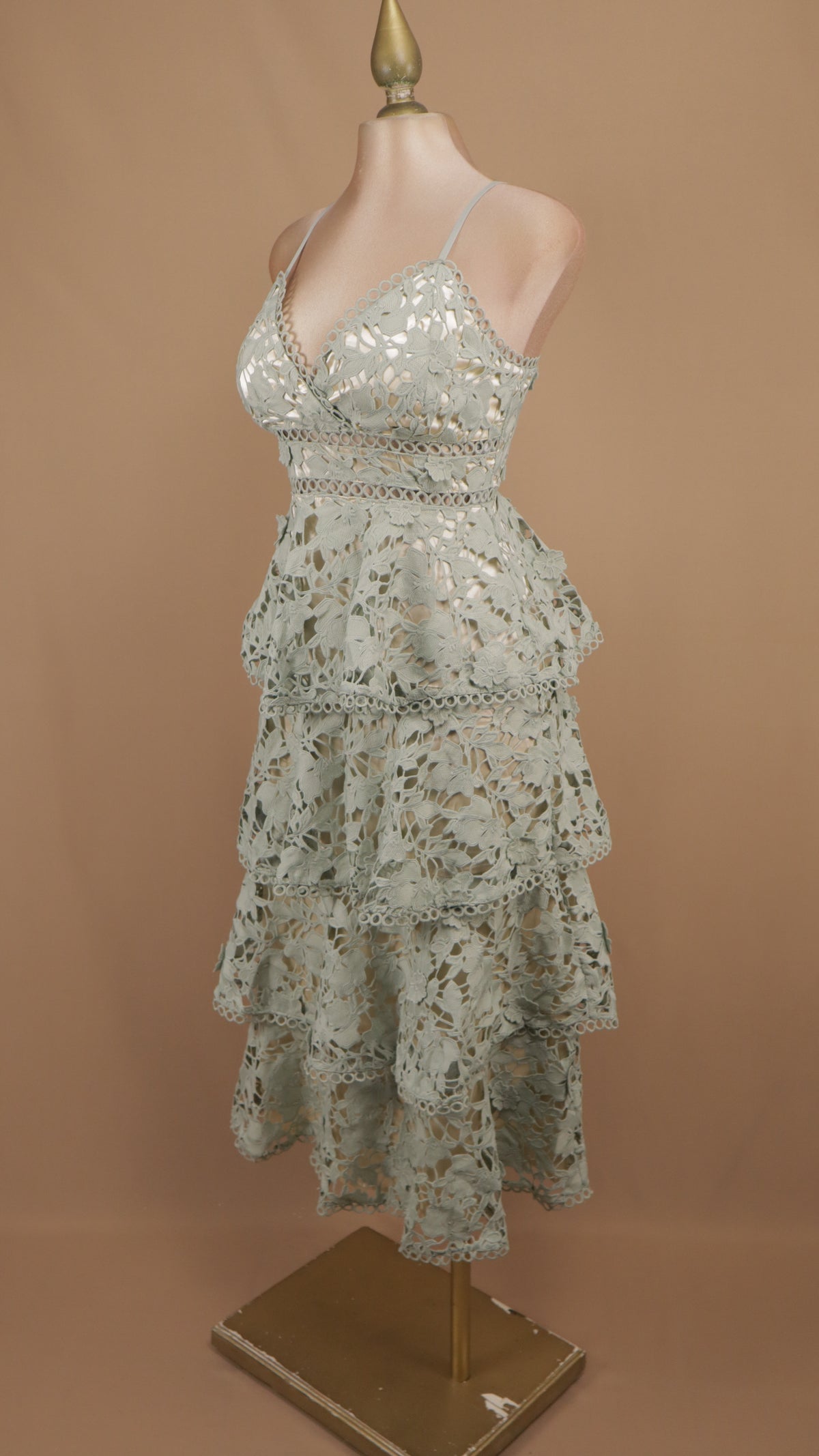 Vestido romántico midi de encaje floral con olanes escalonados