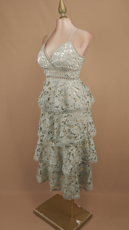Vestido romántico midi de encaje floral con olanes escalonados
