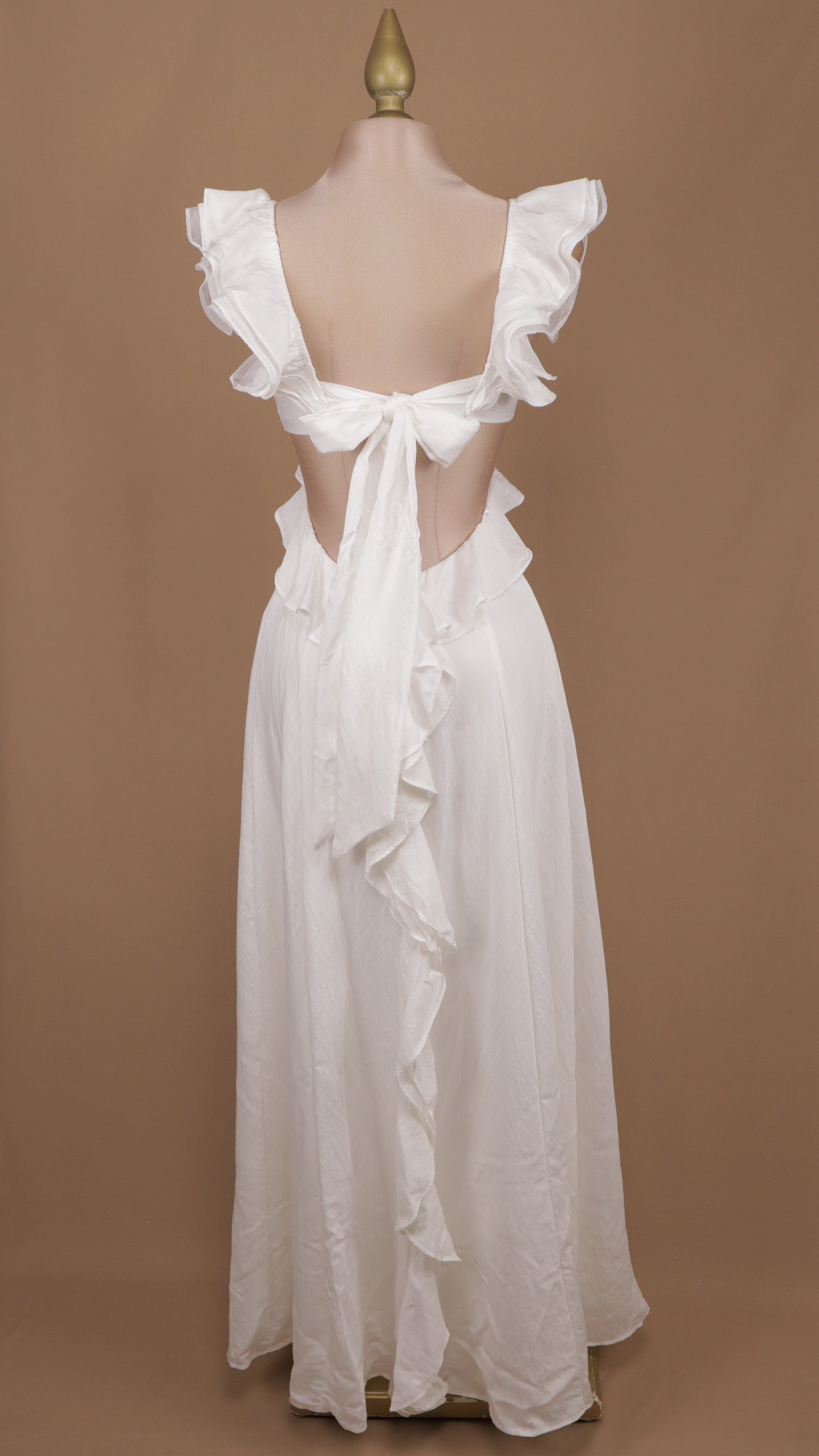 Vestido largo con escote en espalda y cintura