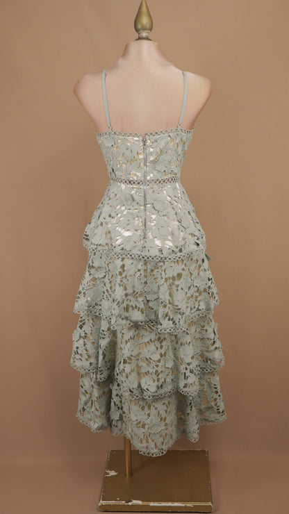 Vestido romántico midi de encaje floral con olanes escalonados
