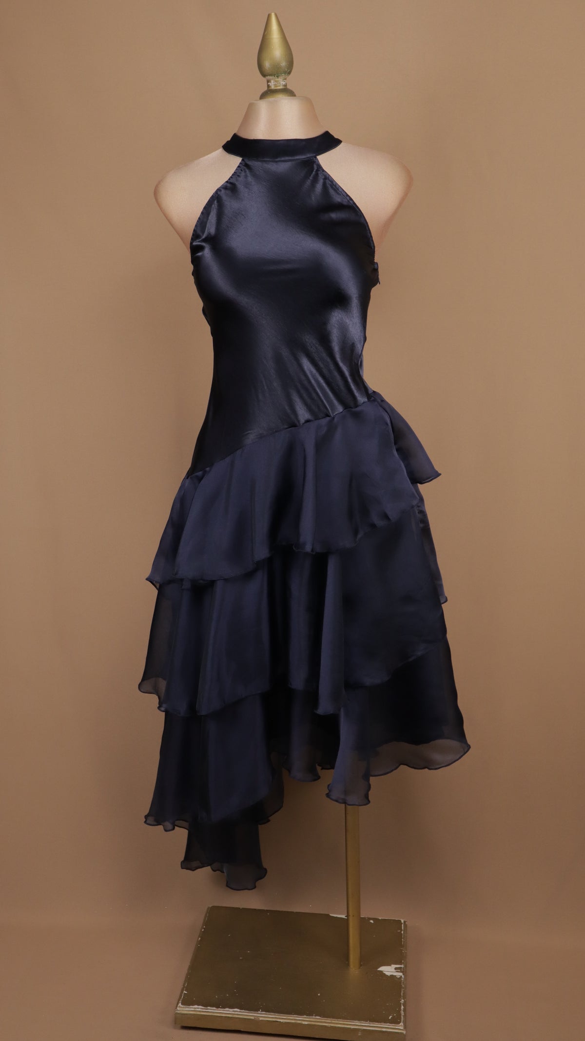 Vestido midi satinado con cuello halter y falda de olanes asimétricos