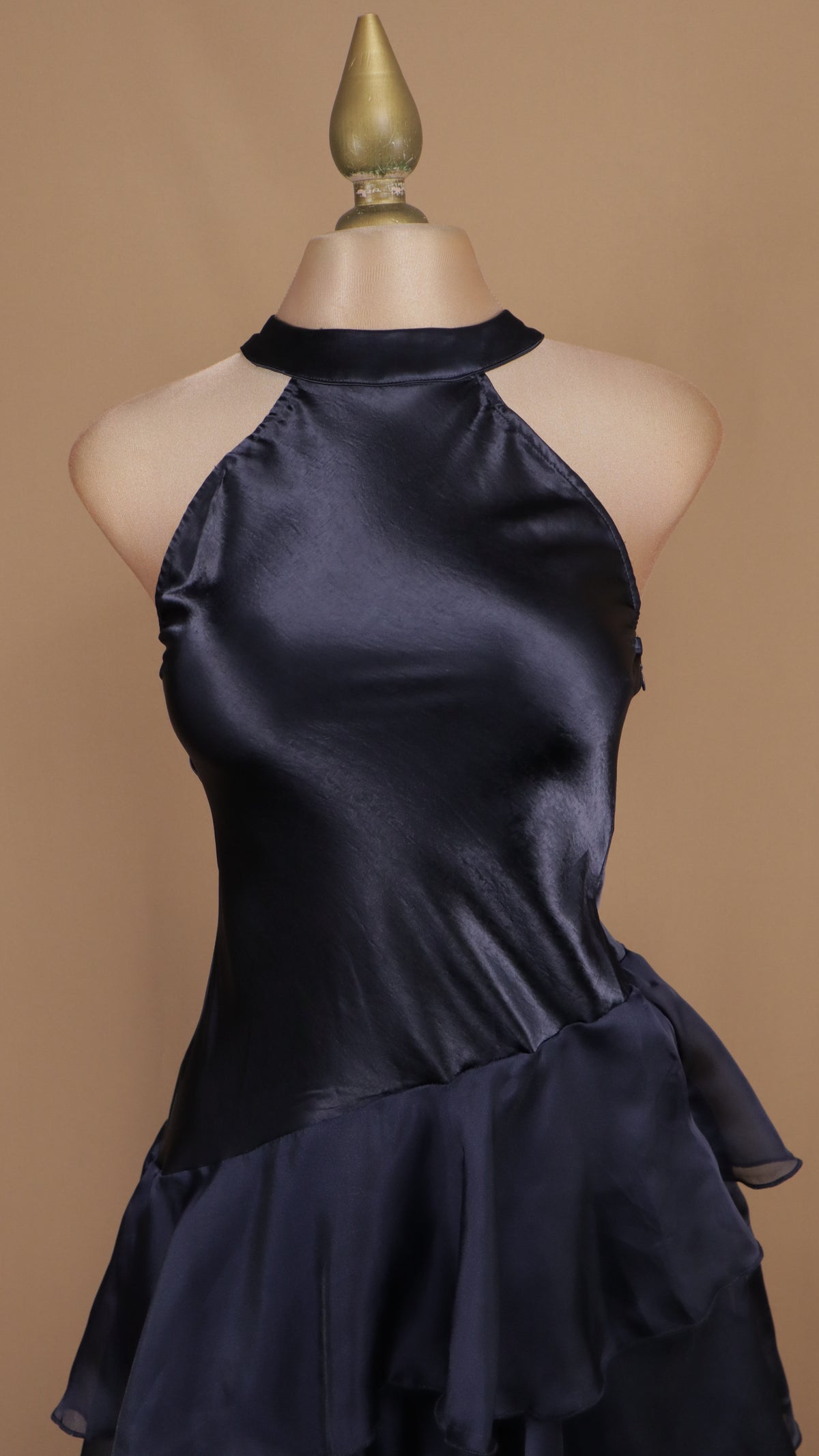 Vestido midi satinado con cuello halter y falda de olanes asimétricos