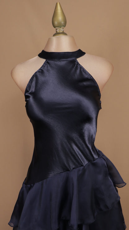 Vestido midi satinado con cuello halter y falda de olanes asimétricos