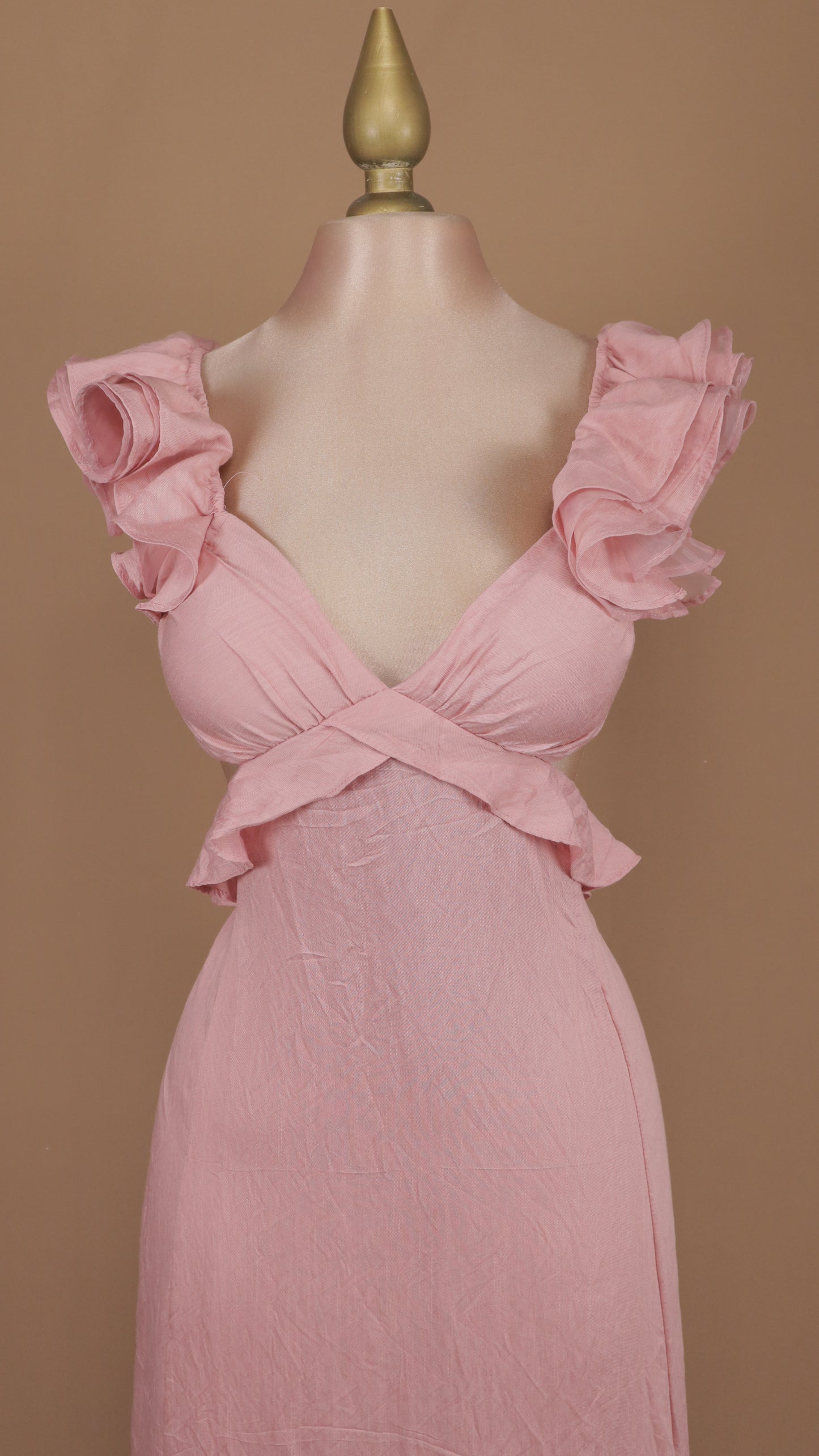 Vestido largo con escote en espalda y cintura