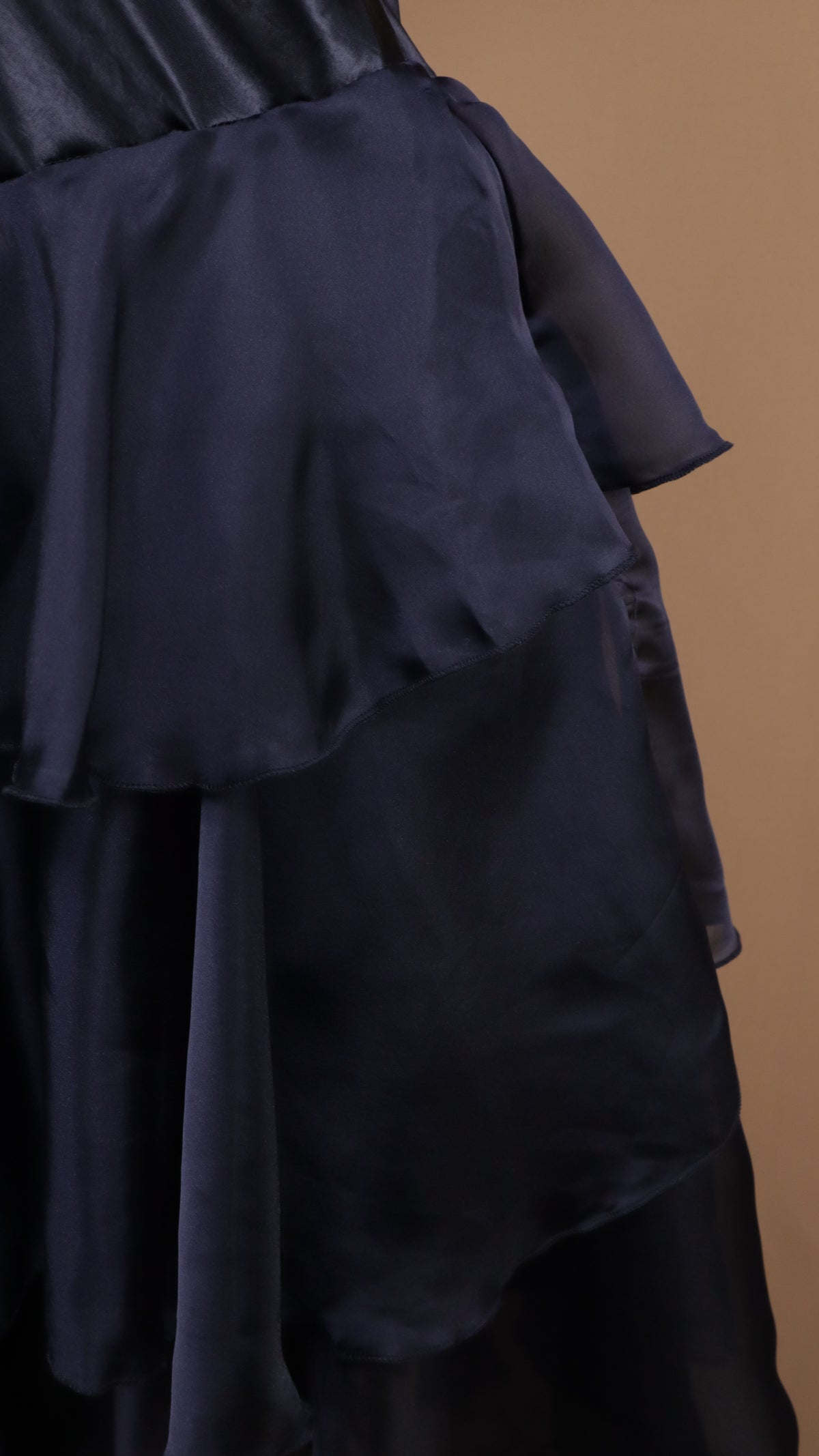 Vestido midi satinado con cuello halter y falda de olanes asimétricos