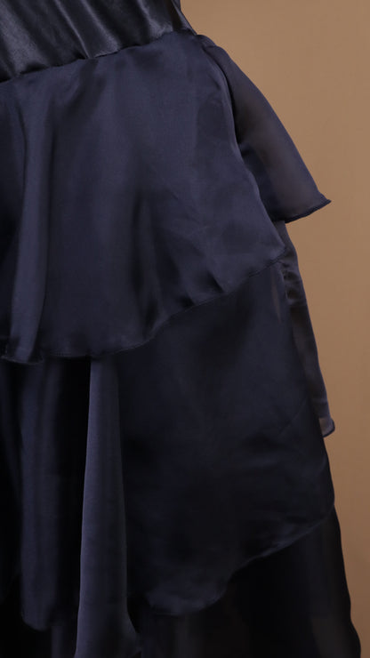 Vestido midi satinado con cuello halter y falda de olanes asimétricos