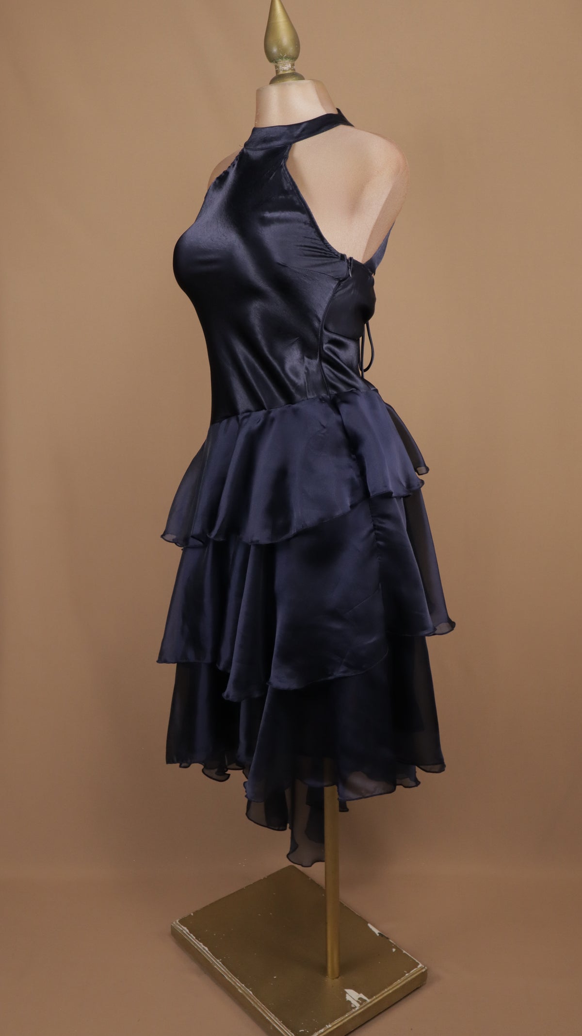 Vestido midi satinado con cuello halter y falda de olanes asimétricos