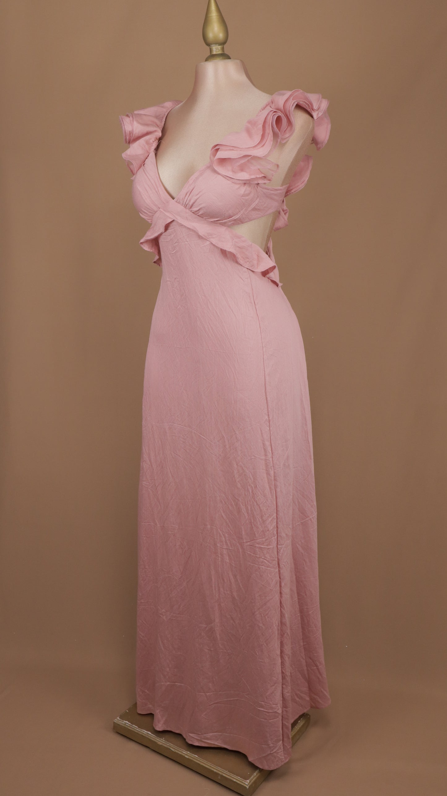 Vestido largo con escote en espalda y cintura