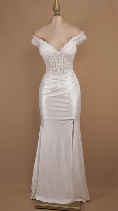 Vestido de novia estilo sirena con corsé traslúcido y falda satinada con abertura