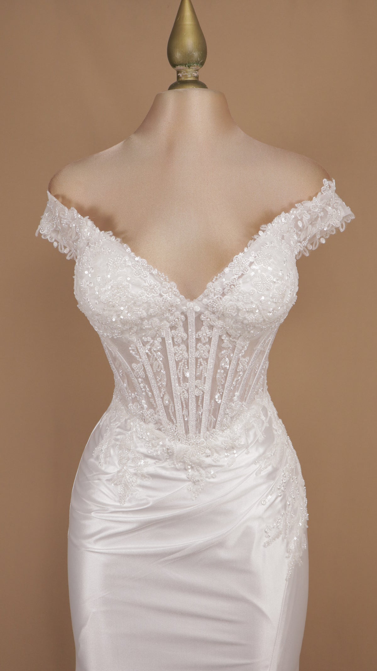 Vestido de novia estilo sirena con corsé traslúcido y falda satinada con abertura