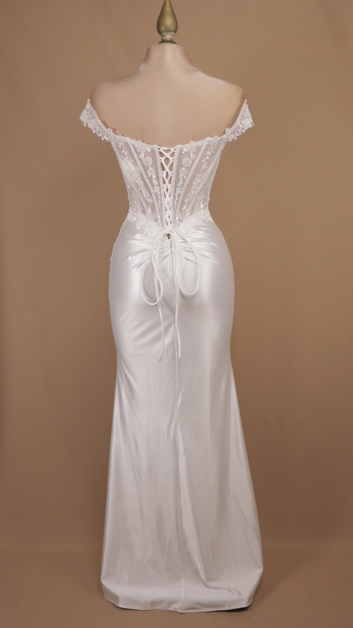 Vestido de novia estilo sirena con corsé traslúcido y falda satinada con abertura