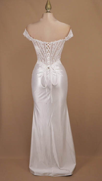 Vestido de novia estilo sirena con corsé traslúcido y falda satinada con abertura