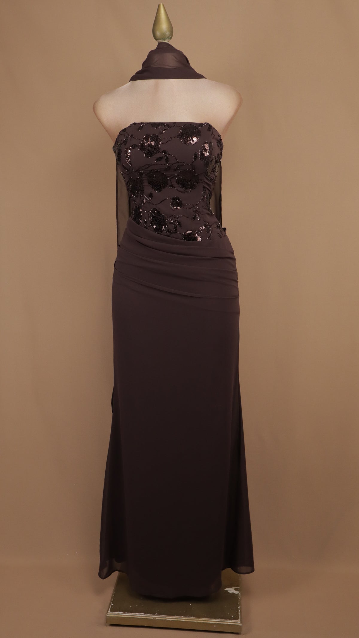 Vestido largo strapless con lentejuelas y falda drapeada con chal