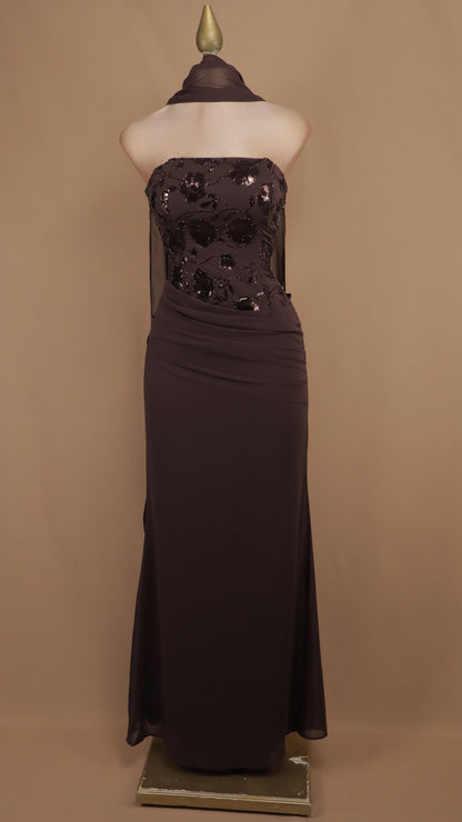 Vestido largo strapless con lentejuelas y falda drapeada con chal