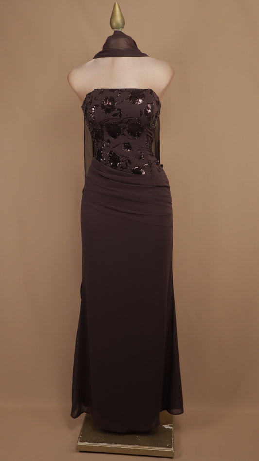 Vestido largo strapless con lentejuelas y falda drapeada con chal