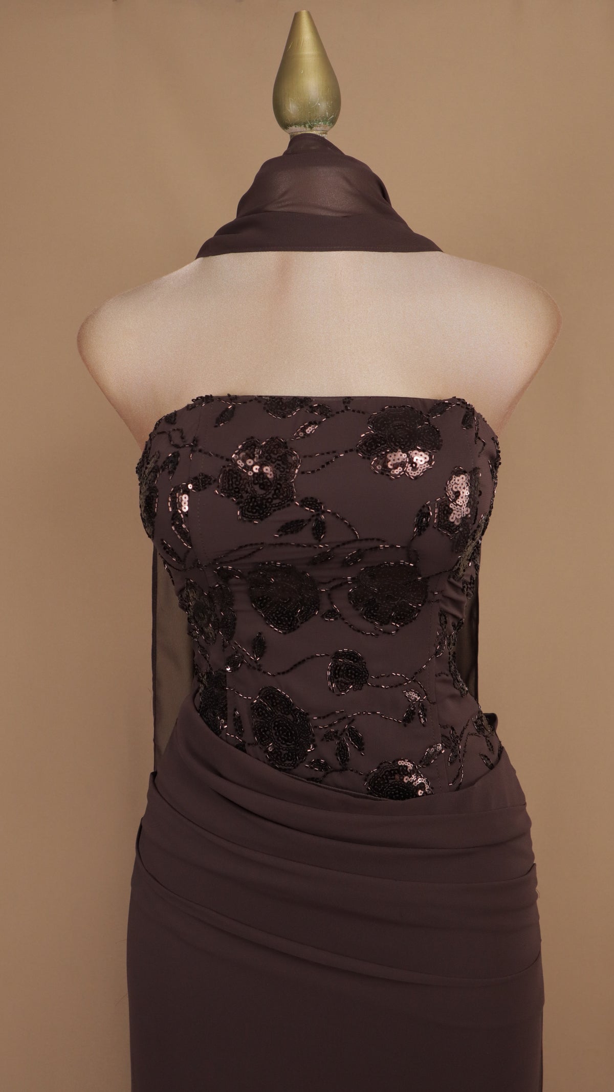 Vestido largo strapless con lentejuelas y falda drapeada con chal