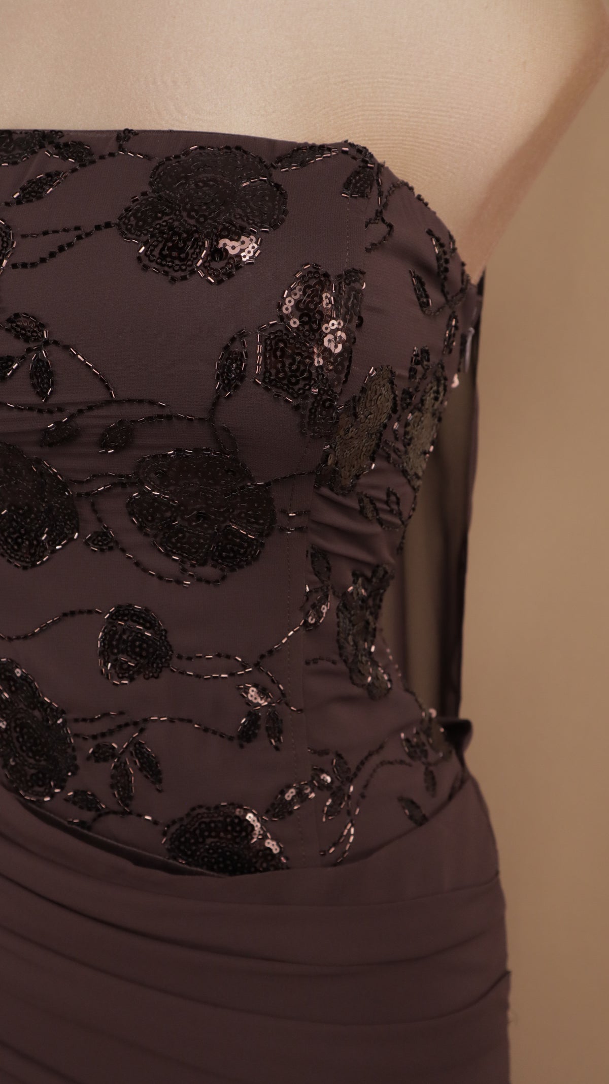Vestido largo strapless con lentejuelas y falda drapeada con chal